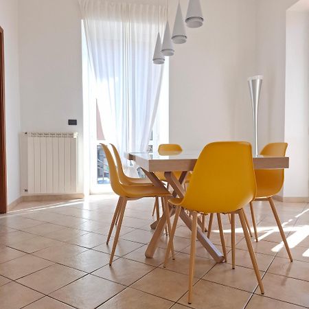 La Terrazza Apartment,A 50 Mt Dal Mare วาราซเซ ภายนอก รูปภาพ