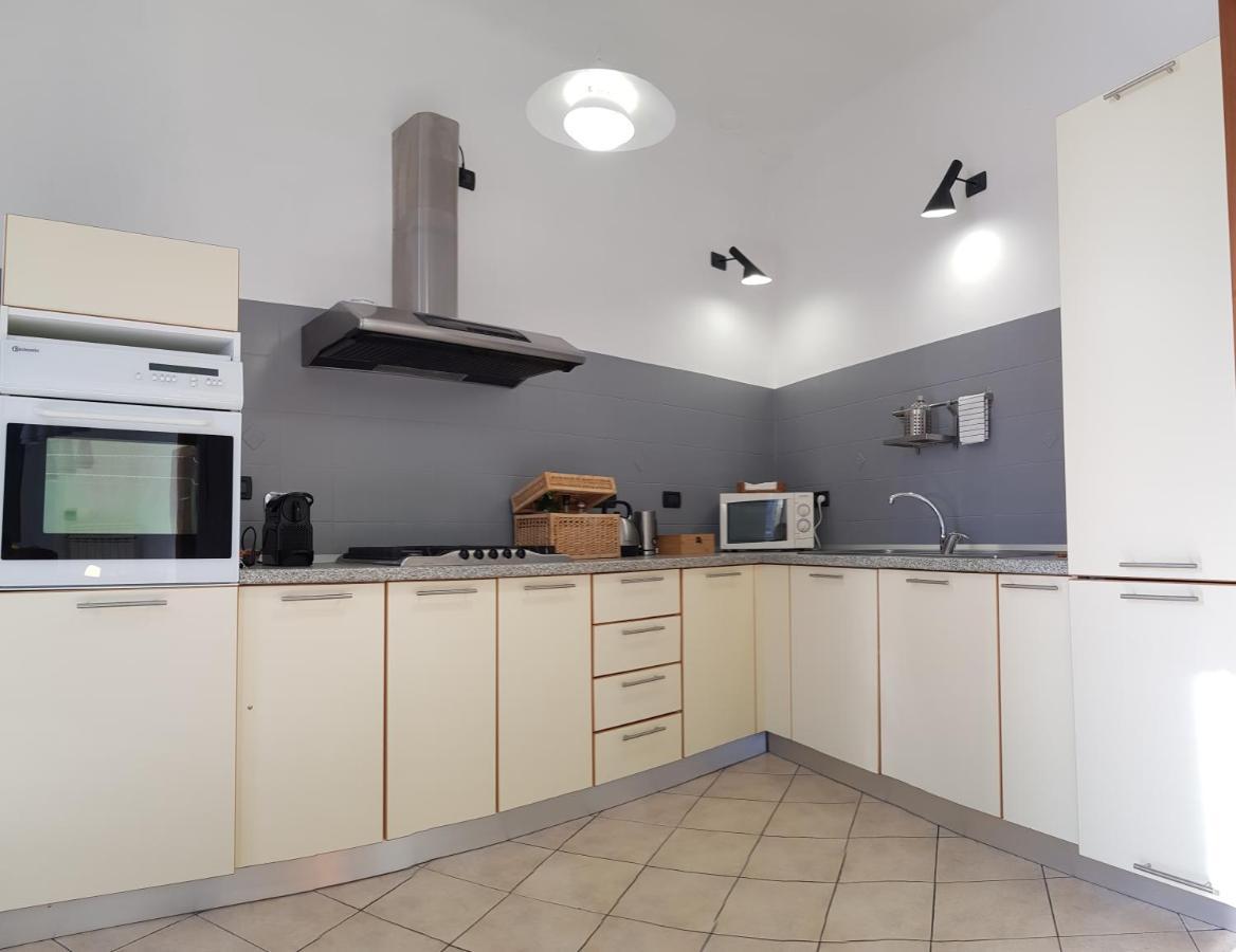 La Terrazza Apartment,A 50 Mt Dal Mare วาราซเซ ภายนอก รูปภาพ